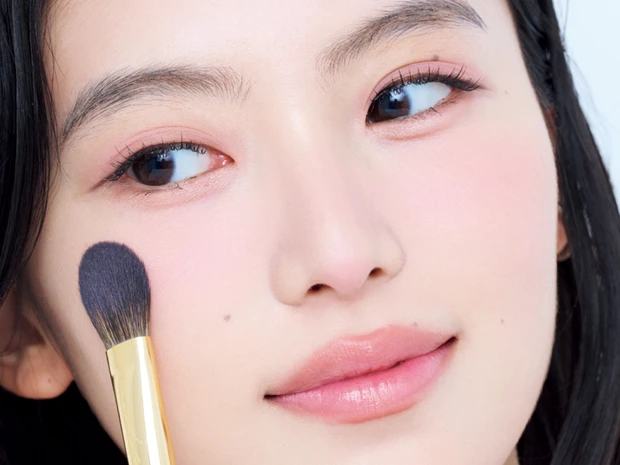 【秋の多幸感メイク】チークはマット×ラメを重ねて立体的に見せる！