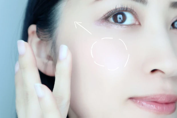 ラメチークを頬の中央に指でのせる