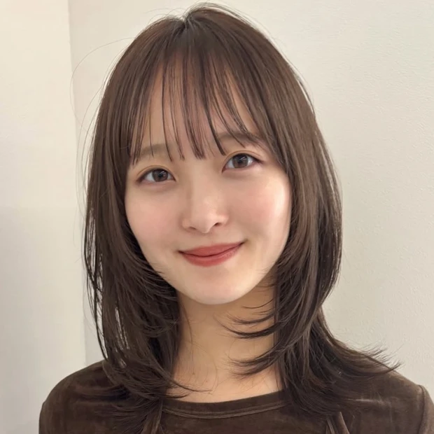 【外ハネミディアム】スタイリングが簡単！ 顔まわりレイヤーの華やかミディアムヘア