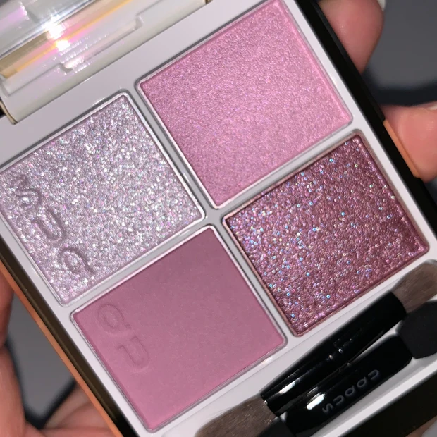 ライトを当てて撮影したSUQQU シグニチャー カラー アイズ149の手持ち写真。ラメの輝きが強調された状態