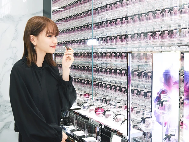 【読者プレゼントあり】キレイになれるヒントがいっぱい! 山本舞香さんが『 YSL 表参道 フラッグシップ ブティック 』をクルーズ
_2