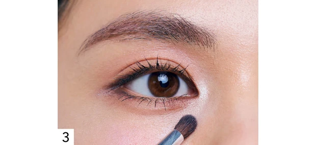 くすみをカバーするハイライトの入れ方 ステップ3 ブルーラメを目のくぼみに