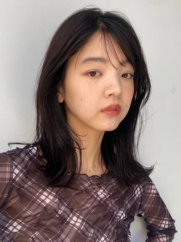 ヘアカタログ　セミロング　セミロングヘア　前髪あり　スタイリング