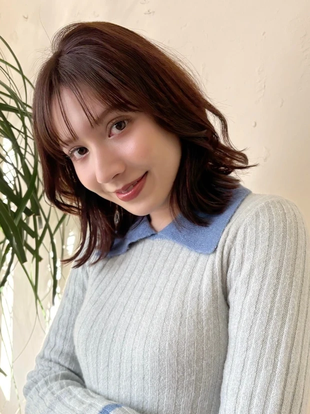 髪型　レイヤーミディアム　ミディアム　シースルーバング　前髪あり　スタイリング