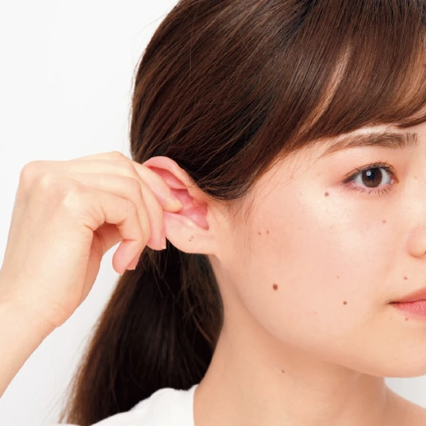 「顔筋ほぐし」の1stステップを解説。耳・側頭筋をほぐすと顔が引き上がり…