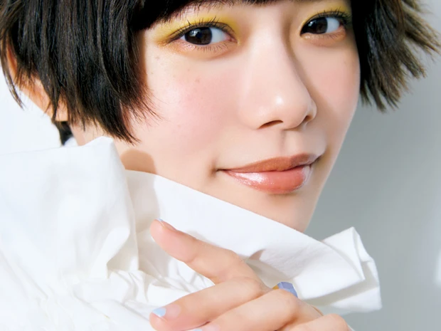 【MAQUIA表紙メイク】杉咲 花さんのチャーミングさを引き出す、中野明海さんのメイクマジック。“やりすぎないポップ”がカギ