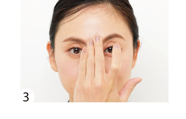 眉間を押さえ、両眉の眉山を10回ほど上げる。眉が逆ハの字になるように。