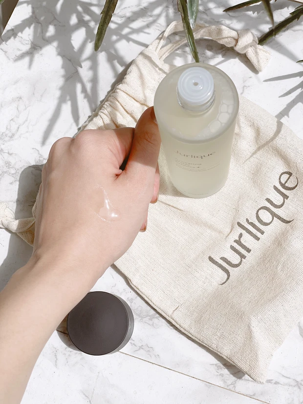肌の乾燥が気になる方へ...Jurliqueの化粧水で湿度感を感じるようなしっとりふっくらハリのある幸福肌に_2