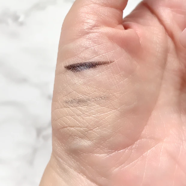 ローソンで買えるアンドバイロムアンドのコンシーラーを手にスウォッチした写真