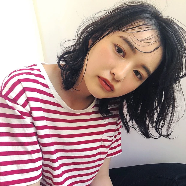 シースルーバングとブルーカラーで重めボブをおしゃれにイメチェン!