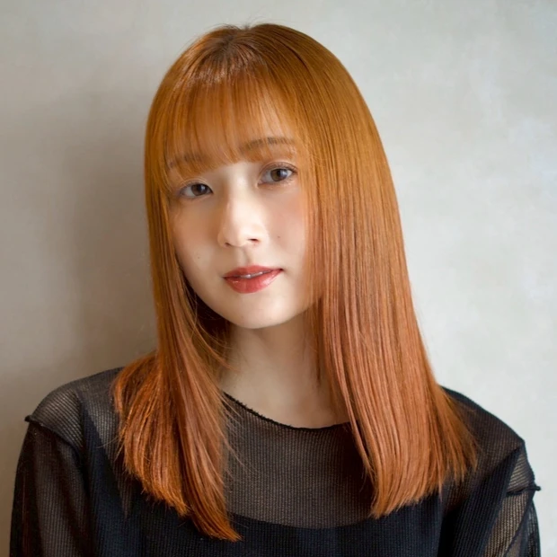 【大人のハイトーンミディ】ブリーチなしオレンジカラーで肌の血色感を高めて、華やかにイメチェン！
