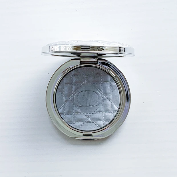 ディオール(Dior)のブルーハイライター。肌の黄みを抑えて透明感を底上げするルミナイザーの製品写真。