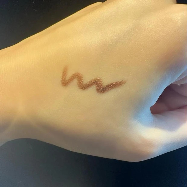 &be スティックアイシャドウ ダスティブラウン スウォッチ