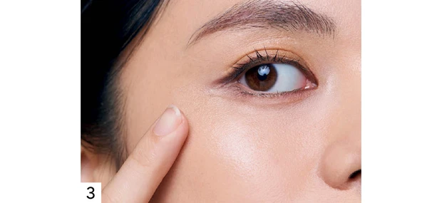 くぼみ・くすみをカバーするハイライトの入れ方 ステップ3 ツヤハイライトを頬の高い位置に