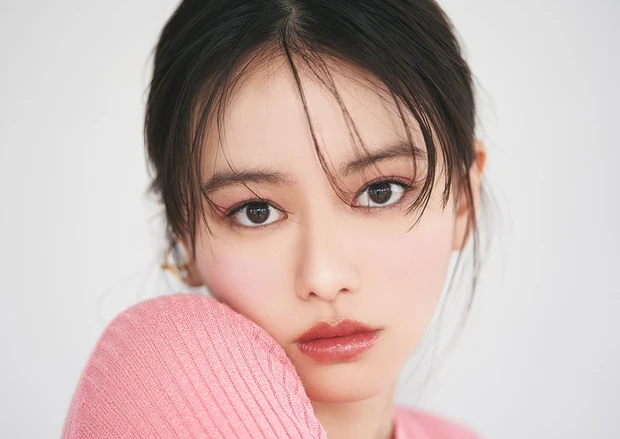 山本舞香 漂わせ系のニュアンスチークメイク