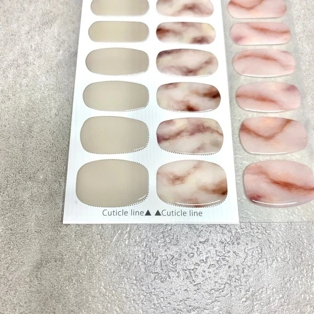 夏のジェルネイルシール_ジェルネイルシールの貼り方_②ジェルネイルシールを剥がす1