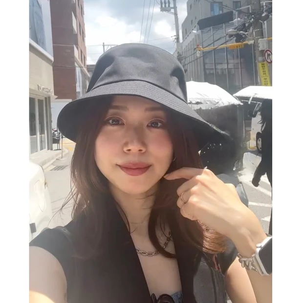 2025年に買い足した紫外線対策グッズ4選のうちのひとつ、無印良品｜ＵＶカット 透湿撥水 防水テープ使い バケットハット【2,990円】の着画