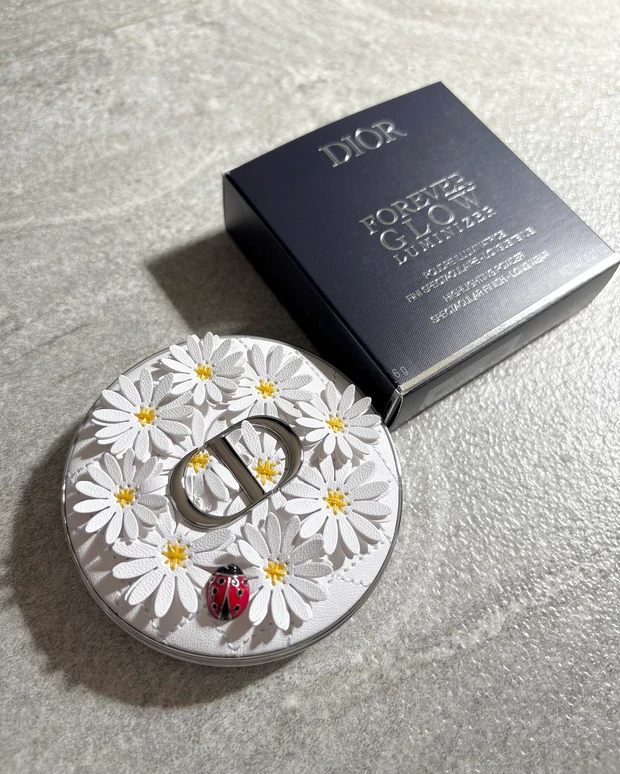 ディオール　Dior 2026 新作　限定 ディオールスキン フォーエヴァー グロウ ルミナイザー 003 サン-キスド サマーコレクション　夏　コスメ　てんとう虫　デイジー　ハイライト　