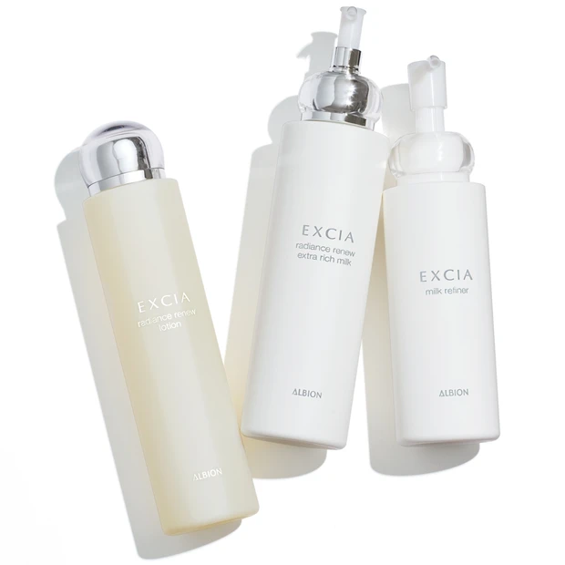 (右から)ミルクリファイナー 150ml ¥5500、ラディアンスリニュー エクストラリッチミルク 200g ¥12000、ラディアンスリニュー ローション 200ml ¥12000/アルビオン