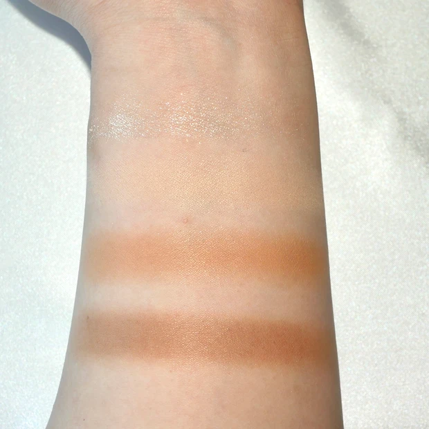 セザンヌ ビタートーンアイシャドウ　03のスウォッチ　フラッシュ撮影