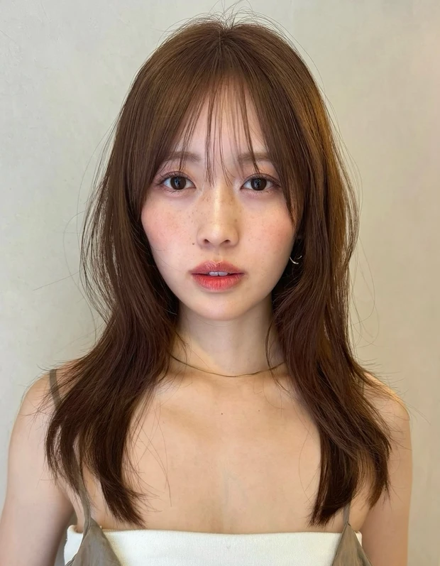 ヘアカタログ　ミディアム　ミディアムヘア　前髪あり　スタイリング