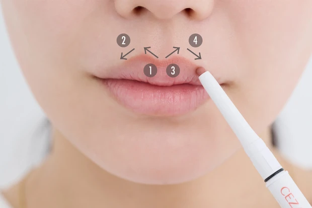 【リップライナーの使い方①】上唇の山部分を描く