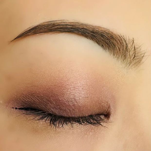 エクセルのグリームオンフィットシャドウを使用したアイメイク