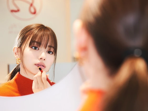 はんなり美人に変身! 日本古来の“赤”の化粧品『紅』で山本舞香さんが、いつもよりも大人っぽい表情に
