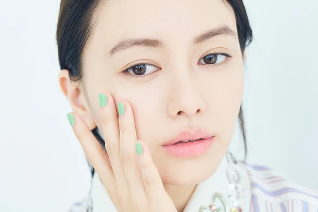 山本舞香さん×グッチが奏でるピンクリップ＆ミントネイルで大人のプレイフルメイク_6