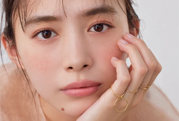 ピンクでなりたい印象に! 大人の最新ピンクメイク5選_5.「コーラルピンク」を使ったアンニュイで可愛いピンクメイク_2