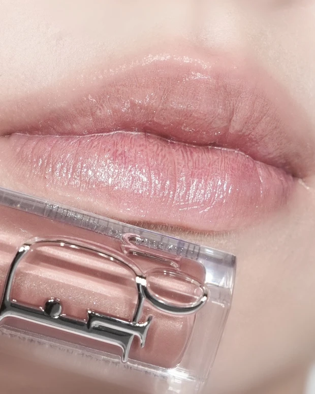 あの名品がリニューアル！待望の新作【新ディオールアディクトリップマキシマイザー】をブルベ夏のコスメオタクが徹底レビュー。"ブルベにおすすめカラー"や"バズったベージュ系カラー"をスウォッチ。_7_2