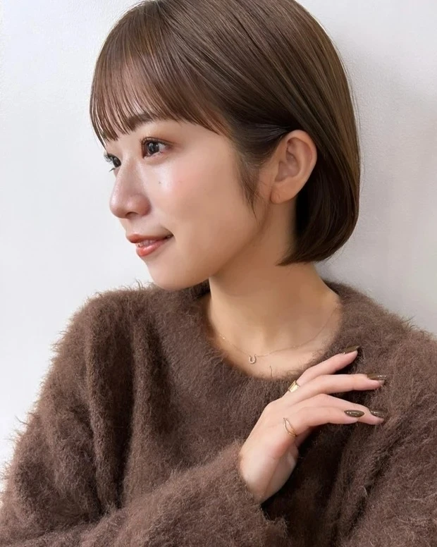 40代におすすめの「若見えボブヘア」9選_⑦スタイリングが簡単! 艶ブラウンで若々しい印象の内巻きボブ_サイド