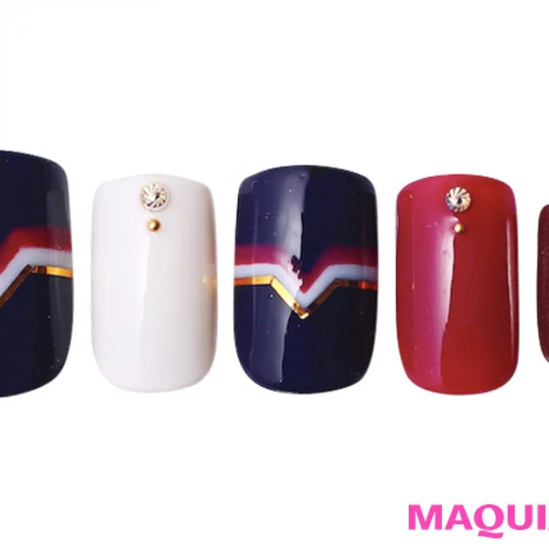 ラインで魅せる、スタイリッシュな「差し色ボルドー」ネイル