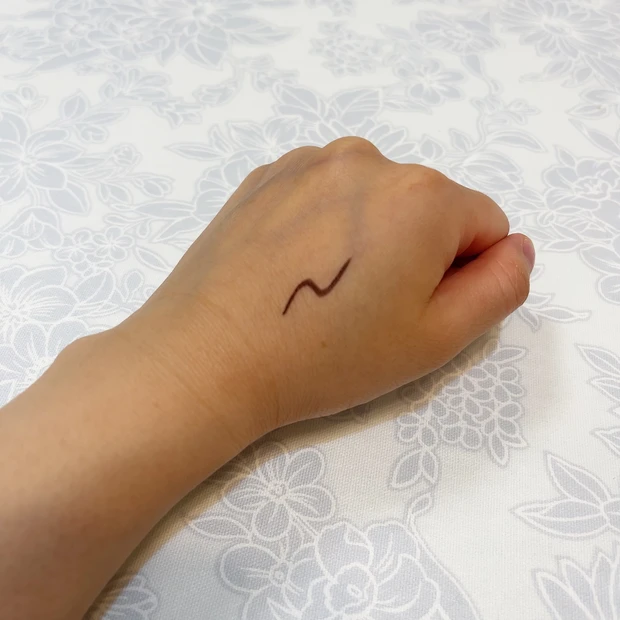 D-UP エアクリームペンシル ピーチブラウンのスウォッチ①