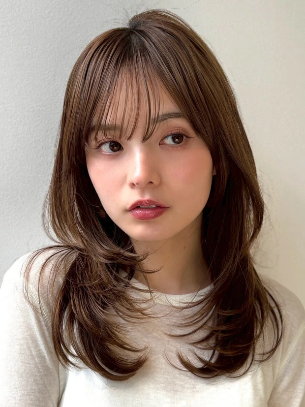 ヘアカタログ　ミディアムレイヤー　ミディアムヘア　Aライン　バックレイヤー前髪あり　スタイリング