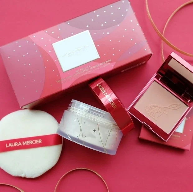 【新春コスメ2023】ローラ メルシエの人気パウダー、チークが新春限定のデザインで登場! 干支に合わせた兎のエンボスに注目