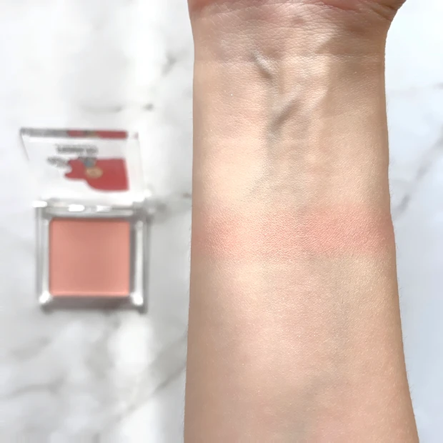 スヌーピーとチャーリー・ブラウンがデザインされたチーク