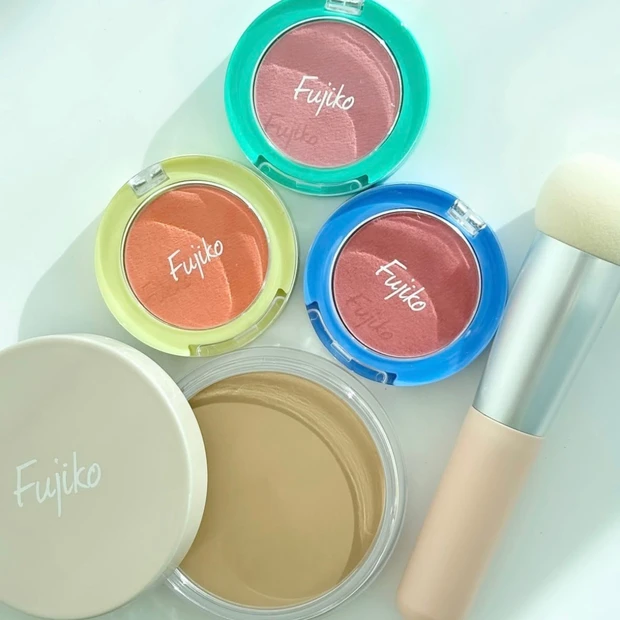 フジコの春新作は“毛穴レス美肌”へ導くアイテムが勢揃い！ ミニチークなど全色スウォッチ付きでご紹介