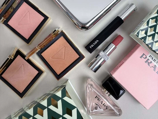 プラダ ビューティのホリデー限定アイテムをスウォッチ！ テーマは“魔法の世界”【クリスマスコフレ2025】