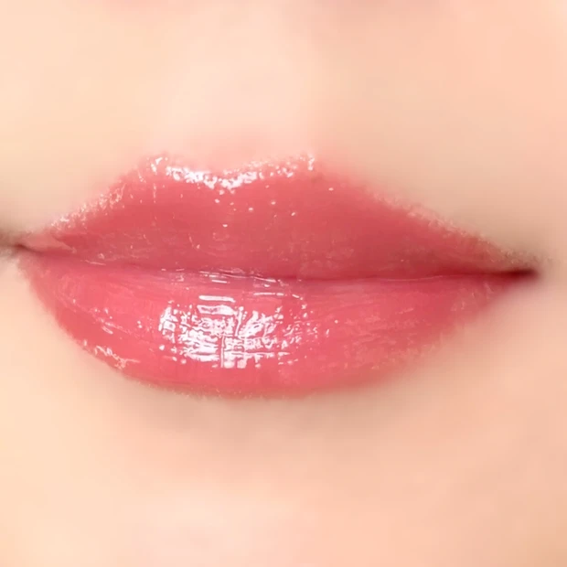 Her lip to BEAUTY「LIP TO LOVE SERUM」の02 LADY REDを唇に塗布