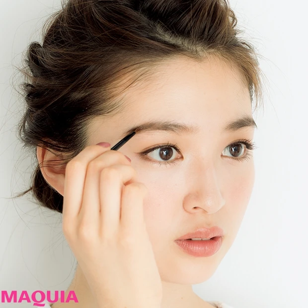 「眉毛を左右対称に描くコツって？」長井かおりさんが教える眉＆目元メイクの…