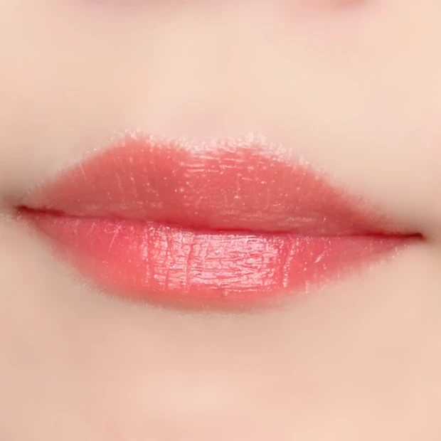 ほんのりピーチを帯びたピンクコーラル「S103」。チャーミングな血色感で、日常に輝きを。