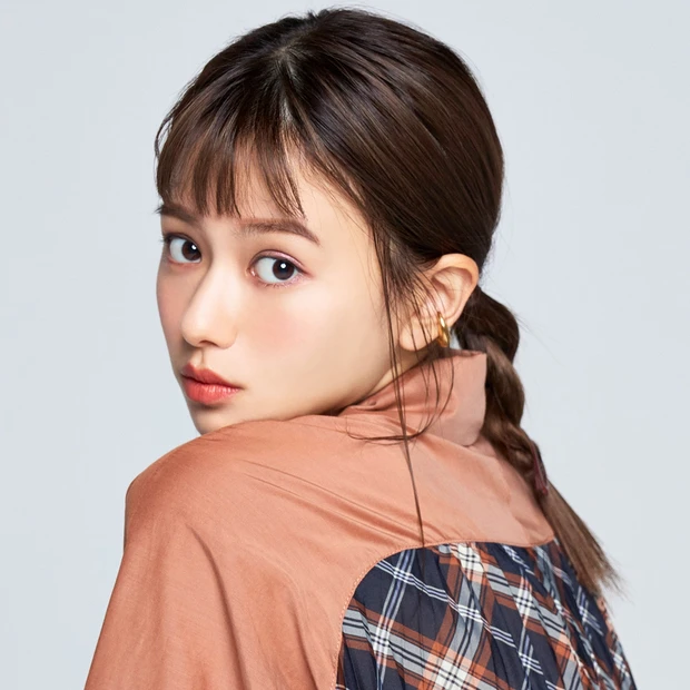 【山本舞香】こなれ感抜群の大人ヘルシーなロープ編み2