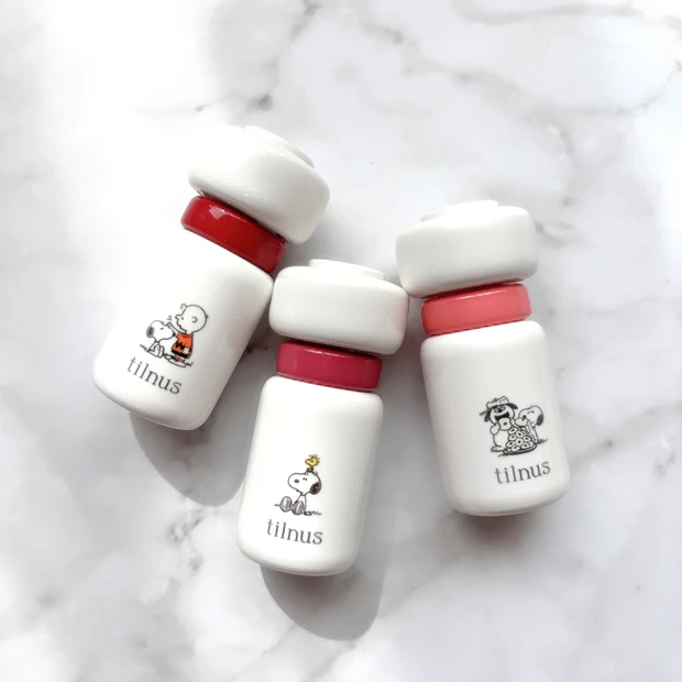 tilnus × PEANUTS 限定コラボティント。パールがぷるっと浮かび上がる輝きのあるリップ。
