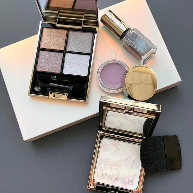 【4位】ルナソル「ステラドリームコフレ」をスウォッチ! 限定パウダーも登場【クリスマスコフレ・ホリデー限定品2023】