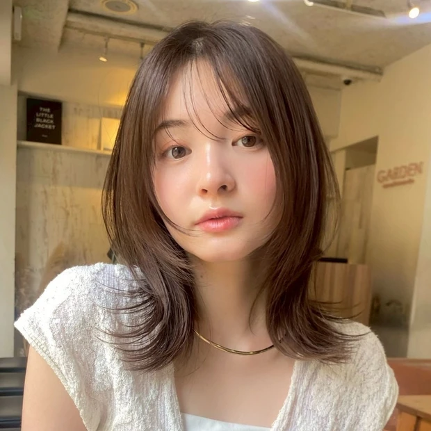 【S字ミディアムレイヤー】くびれシルエットで小顔見せ！ 抜け感たっぷりなミディアムスタイル