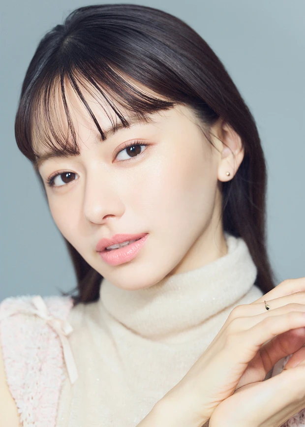 水晶玉子先生が指南！ 山本舞香さんが、2024年金運を呼び込む「ハッピーチークメイク」を実践