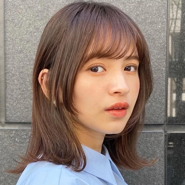 今季はウルフテイストを取り入れたヘアが人気の予感。ウルフヘアとは、顔まわりが短くてバックが長めのシルエットのこと。どちらかというとメンズのイメージが強いけれど、フェミニンな印象にすることも可能。また、ボブやミディアムに取り入れて縦長感を強調することで、細見えや小顔効果も抜群なんです！ 今シーズン挑戦したい、最旬ヘアスタイルは要チェック。