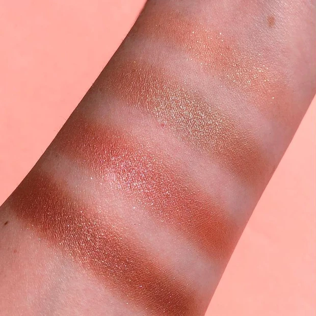 【セザンヌ アイシャドウ イエベ】ニュアンスオンアイシャドウ 01 ウォームコーラル スウォッチ