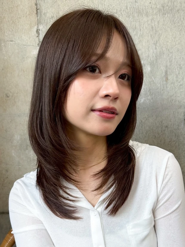 髪型　ミディアムレイヤー　ミディアムヘア　小顔見え　前髪あり　韓国風　サイド